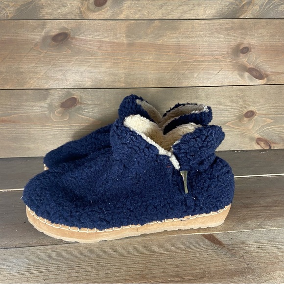 Ll Bean Womens size 9 shoes blue slip on cozy fleece pile comfort slippers - Picture 1 of 8